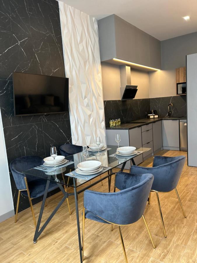 Central Family Boutique Apartments 2 Lviv Exteriör bild