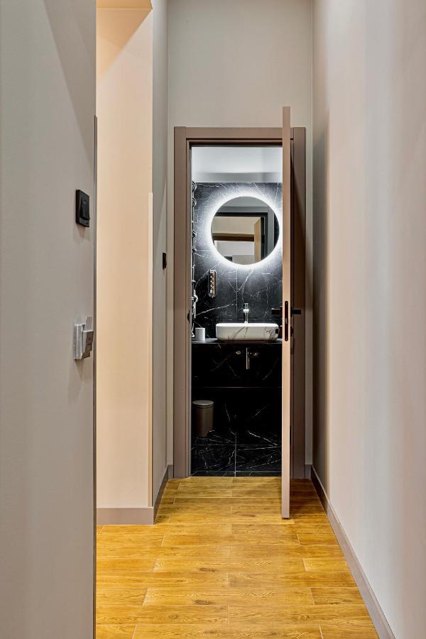 Central Family Boutique Apartments 2 Lviv Exteriör bild