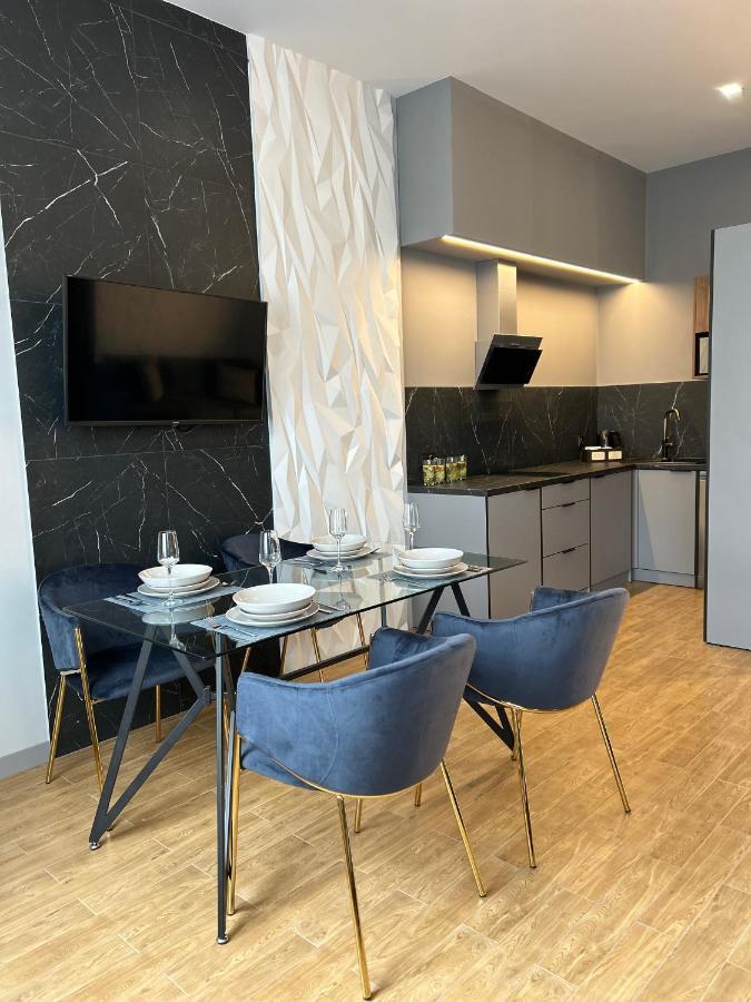 Central Family Boutique Apartments 2 Lviv Exteriör bild