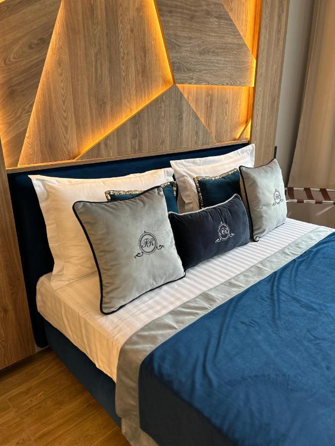 Central Family Boutique Apartments 2 Lviv Exteriör bild